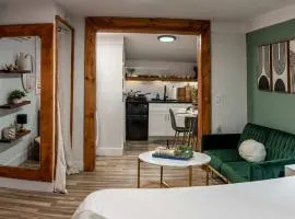 Downtown 1BR Cottage for 4 - Renovated