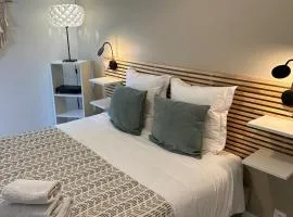 Maison cosy et jardin verdoyant