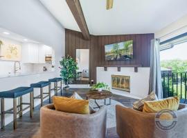 YOUR New Luxury Lakeview Condo w Pool Access, ξενοδοχείο σε Lake Geneva