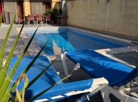 4 Bedroom Holiday Home with Private Pool, viešbutis mieste Garbas