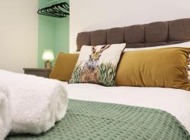 Contractor Stay - Deck - TVs in Every Room, hotel i Swansea