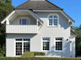 CLS Moderne Villa Bad Schwartau mit Garten für bis zu 6 Personen, 2 E-Ladesäulen, 3 Parkplätze, Loggia, Big GREEN EGG, Massagesessel, großes Haus zwischen Lübeck und Ostsee, ideale A1 Anbindung nach Hamburg, Lübeck, Timmendorfer Strand