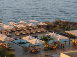 Colombos Beachfront, hotel v destinaci Foinikiá