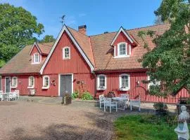 7 Bedroom Gorgeous Home In Ubbalt