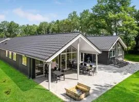 Beautiful Home In Væggerløse With Sauna