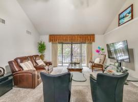12 Mi to Downtown Dallas Irving Condo with Balcony, hotel v destinaci Irving