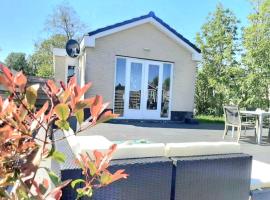 Huisje Britt met grote tuin en veel privacy, Hotel in Dirkshorn
