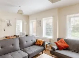 Cosy House- Sleeps 7 Centrally Located Free Parking, Fast WIFI Smart Tv with Sky and Netflix Business Travellers Relocators Leisure Welcome