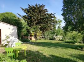Agréable maison calme avec terrasse, jardin et vue sur verger, hotel v destinaci Le Château-dʼOléron