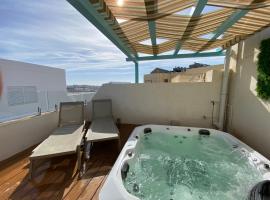 Amazing 4-bedroom Sliema Town House with Jacuzzi, ξενοδοχείο στη Σλιέμα