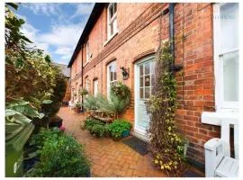 Central Cottage With Parking By Cheshire Escapes