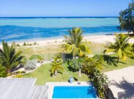 Chalet Kestrel with pool on the beach