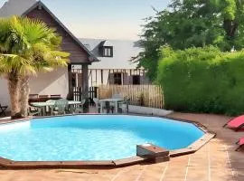 Villa charmante dans les vergers de Normandie avec piscine privée.