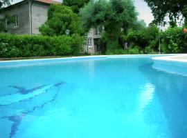 Charming villa with mountain view in Pedraça, pool, Hotel in Pedraça