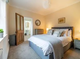 Swift Host - 1 Bedroom - Beautiful Apartment - Parking - Courtyard