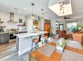 1 Mi to Old Town Cheerful Bluffton Townhome!