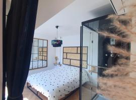 Love Room Charnelle, Chic, Hammam, Clim, hotel in Chartres