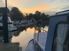 Stunning Classic Dutch Barge near Henley & Marlow