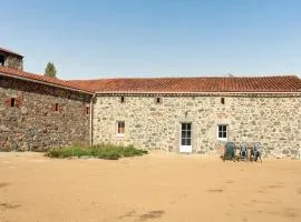 Maison charmante avec piscine partagée à Moncoutant