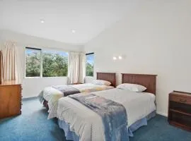 Hornbill Nest - Waikanae Beach Holiday Home