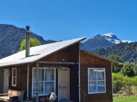 Cabañas y tinaja El bus de chaqueihua, hotel with pools in Hornopiren