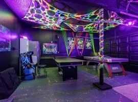6 BR Waterfront Retreat Heated Pool and Game Room