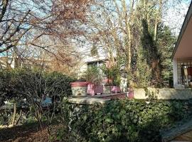 room in a villa, hotel v destinaci Annemasse