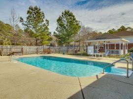 Community Grills and Pool Gautier Condo!, hotel v destinaci Gautier