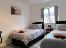 4 beds spacious Apartment, with Parking & WIFI, CHAFFORD HUNDRED, near station & shopping, long stays!