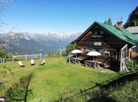 H&uuml;hnerspielh&uuml;tte - Rifugio Gallina - Mountain Hut H&uuml;hnerspielh&uuml;tte, camping de luxo em Moncucco