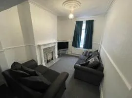 Cosy 2 Bed Home, Ideal Location