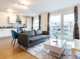 Modern 2 Bed Flat with Balcony, Easy London Access