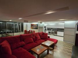 Huge luxury Fortuuna apartment with parking, hotel com banheiras de hidromassagem em Tartu