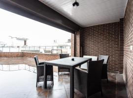 Spacious apartment with terrace, hôtel à Chişinău