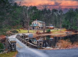 Poconos Mansion with Pool Hot Tub and Sauna Tennis and Lake, hotel in Milford