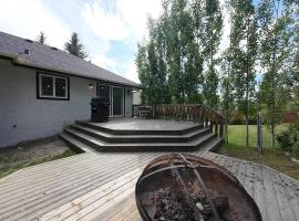 The Luxe Escape Calgary I 3BR Vacation Home, hotel in Calgary