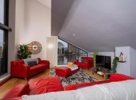 Luxury 5-Bed Penthouse with Free Parking & Views