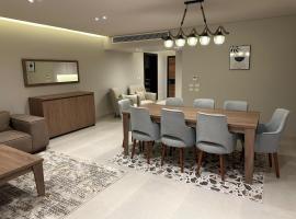 Luxury hotel APT Sheikh Zayed, PVT entrance,garden, hotel di Sheikh Zayed