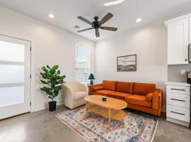 Swamp House Luxury Amenities Chic New 65 inch TV, hotel v destinaci Lafayette