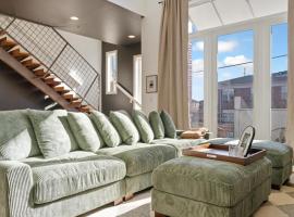 Chic Modern Condo in the Vibrant NuLu District, acomoda&ccedil;&atilde;o em condom&iacute;nio em Louisville
