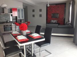 Penthouse next to the beach, Hotel in Marsaskala