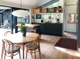 Elegant New Cottage On Quiet Woodland Site, hotel v destinaci Nykøbing Sjælland