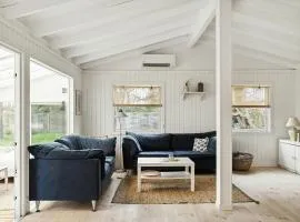 Bright And Cozy Cottage Close To The Sea