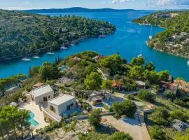 NEW Villa Pine Haven , Private Heated Pool Sleeps 8, Tranquil Retreat
