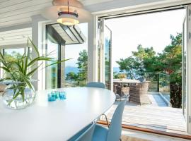 Seaside Cabin With Ocean View And Sunny Terrace, hotel in Søgne