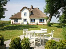 Idyllic Thatched Cottage Near St Peter-Ording, hotel in Osterhever