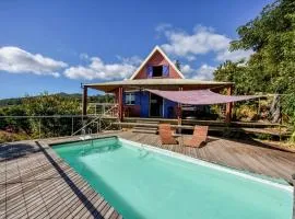 Belle villa, accrochée à la montagne
