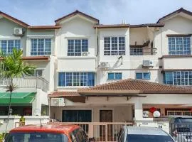 4 Bedrooms 4 Bathrooms 10Pax Comfy Sleeps Landed Spacious House