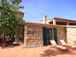 Les anciennes écuries, belle villa pour 12 personnes au coeur d'un vignoble avec piscine, Hotel in Sartène