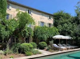 Le Mas Maillane, résidence du 18ème rénové, piscine et jardin privé, hotel i Maillane